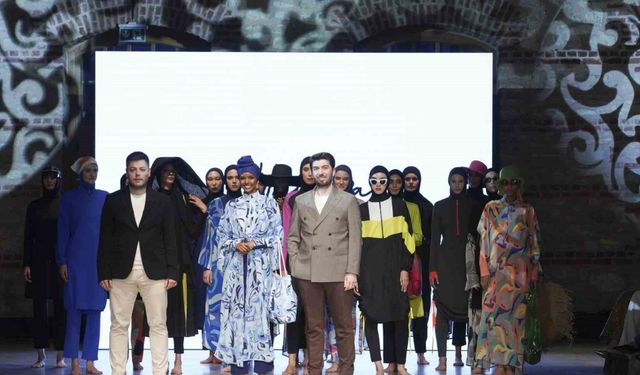 Tesettür mayo defilesinde Halima Aden rüzgarı esti