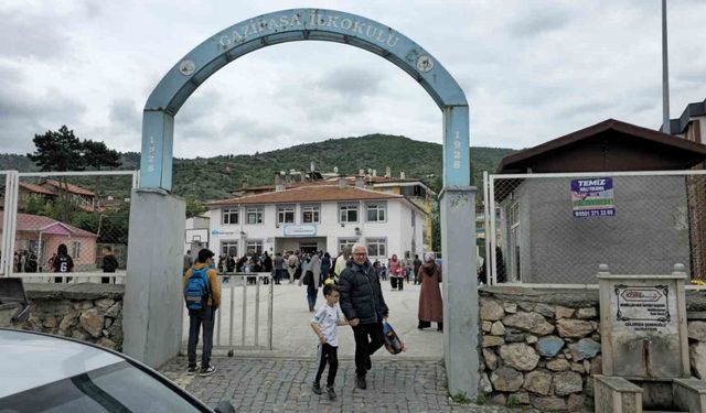 Tokat’ta akli dengesi yerinde olmayan şahıs okul bahçesinde korkulu anlar yaşattı