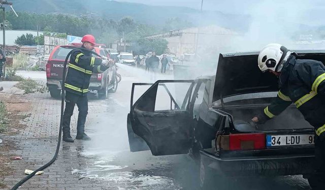 Tokat’ta yanan otomobil kullanılamaz hale geldi