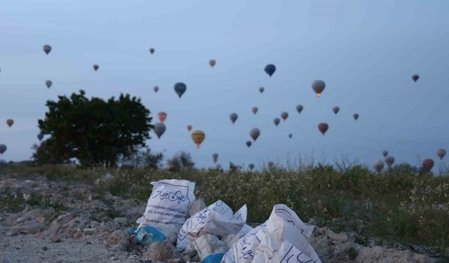 Turistler peribacalarını değil, molozları ve çöpleri seyrediyor