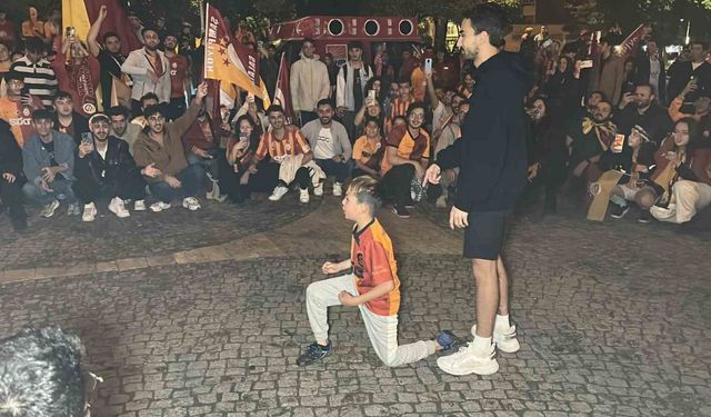 Uşak’ta Galatasaray taraftarları şampiyonluğu kutladı