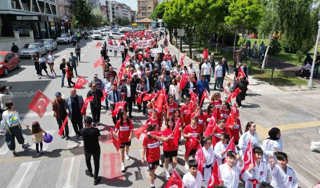 Uşak’’ta Gençlik Festivali kortej yürüyüşüyle başladı