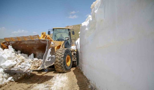 Van’da, Mayıs ayında 5 metreyi bulan karda yol açma çalışması