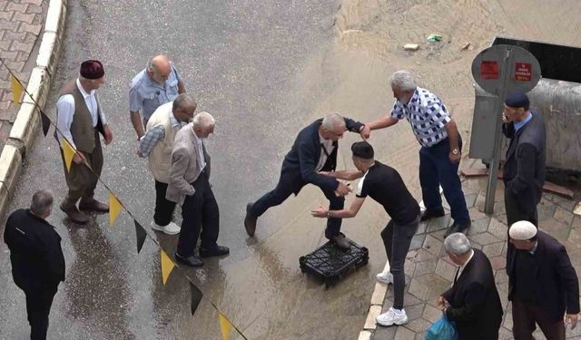 Vatandaşlardan dereye dönen yola ‘kasalı’ çözüm