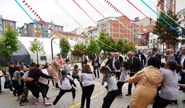 Veliler çocukluklarına döndü: Çocuklarıyla geleneksel oyunları oynadı