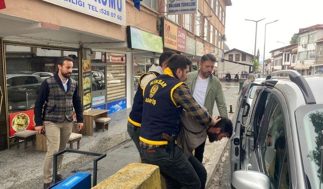 Yaşlı adamı dolandıran şüpheliyi polis kıskıvrak yakaladı