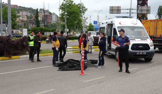 Yaya geçidinden geçmek isteyen kadına kamyon çarptı