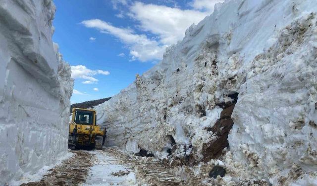 Yüksekova’da 5 metre yüksekliğindeki kar tünelleri şaşırttı