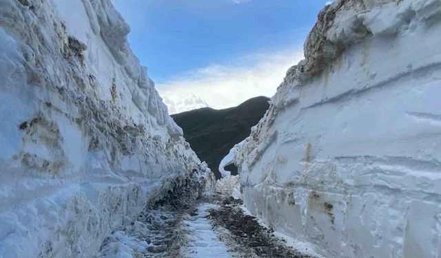 Yüksekova’da 5 metreyi bulan kar