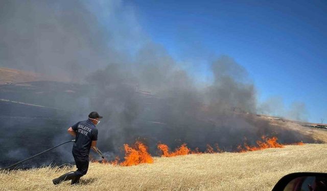 100 dönümlük alanda etkili anız yangını 4 saatte söndürüldü