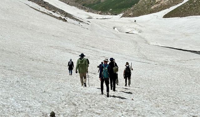 20 bin yıllık buzullarda saatlerce yürüdüler