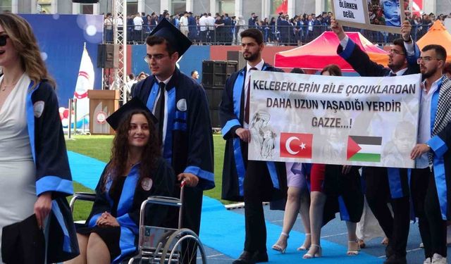 43 yaşında üniversiteyi birincilikle bitirip, ismini mezuniyet kütüğüne çaktı