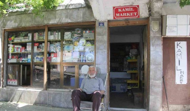 68 yıllık bakkalın 90 yaşındaki işletmecisi