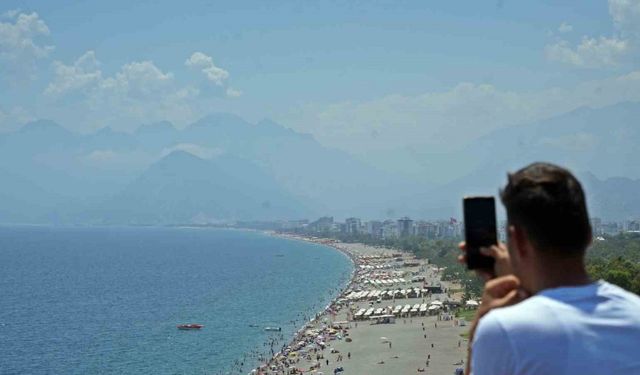 Antalya sahillerinde bayram yoğunluğu artarak devam ediyor