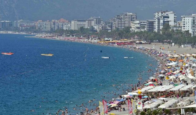 Antalya’da sahillerdeki yoğunluk iki katına çıktı