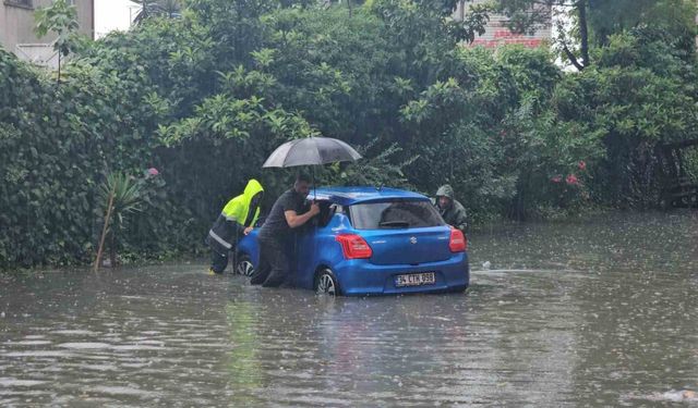 Arhavi’de yoğun yağış sele neden oldu