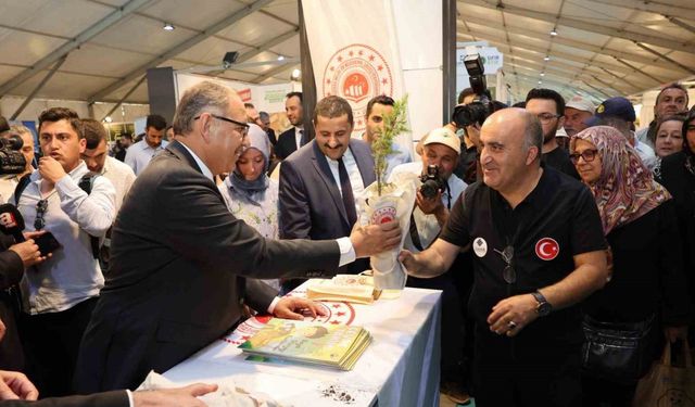 Bakan Özhaseki ÇEVREFEST’in 2’nci gününde stantları ziyaret etti