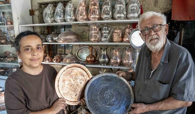 Bakır ustası çırak bulamayınca mesleği eşine öğretti