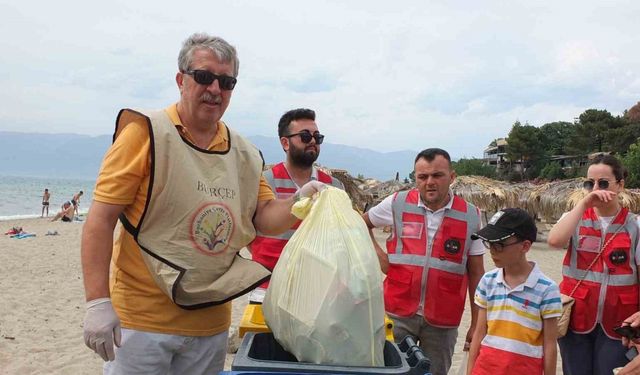 Balıkesir’de çevreciler plaj temizledi