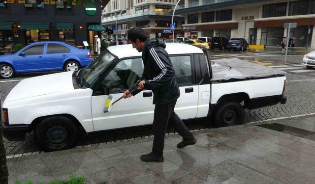 Bedava yağmur boşa gitmedi, aracını yıkadı