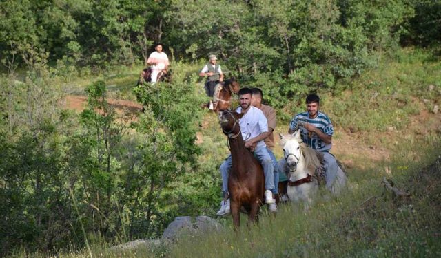 Beytüşşebap’ta atlarla trekking yapıldı