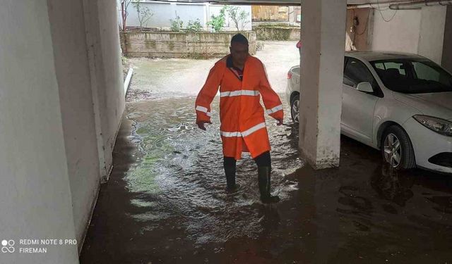 Burdur’da fırtına bir anda geldi, evlerin çatıları uçtu, yangın ve su baskınları oluştu