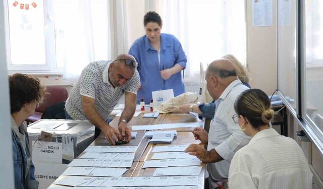 Büyükkarıştıran beldesinde seçmenler 2 ay sonra belediye başkanı seçimi için yeniden sandık başına gitti