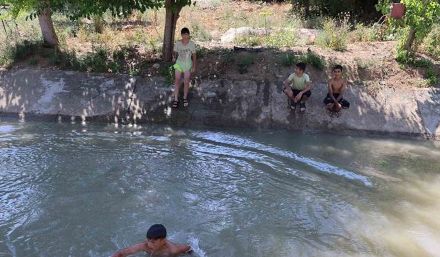 Çocuklar serin olduğu için sulama kanalını tercih ediyor