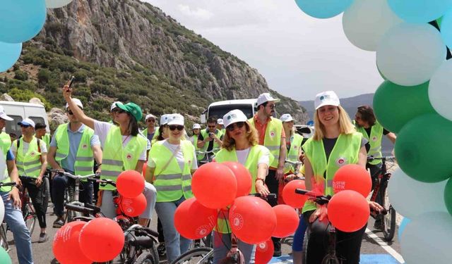 Daha temiz bir çevre için Salda Gölü kenarında bisiklet sürdüler