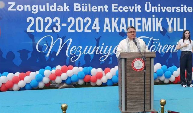 Devrek’te üniversite öğrencileri mezuniyetlerini kep atarak kutladılar