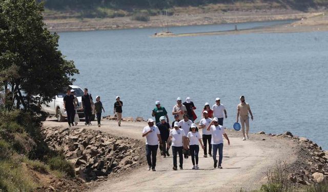 Doğa harikası göletin etrafından 1 ton çöp toplandı