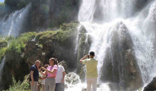 Doğa harikası şelalede hafta sonu yoğunluğu