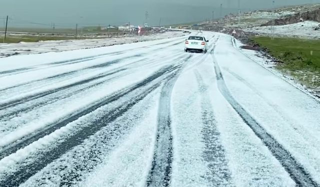 Dolu yağışı sonrası karayolu beyaza büründü