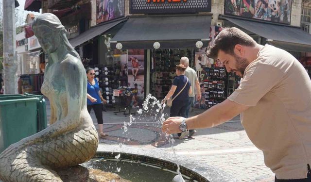 Edirne’de sıcak hava bunalttı, kimisi süs havuzlarına, kimisi çeşmelere koştu