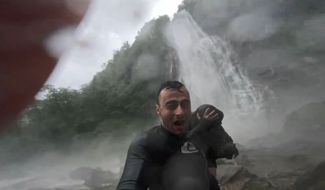 Fırtınaya Mençuna Şelalesi’nde yakalanan doğa severlerin zor anları