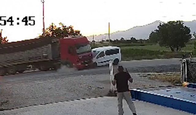 Hafif ticari aracın tır ile çarpışma anı kamerada: 1 yaralı