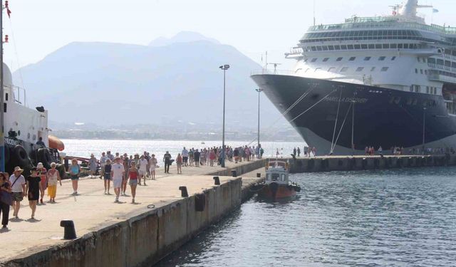 İngiliz turistleri taşıyan yolcu gemisi Alanya’da demirledi