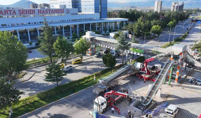 Isparta Şehir Hastanesi üst geçidi yürüyen merdivenli hale getirildi