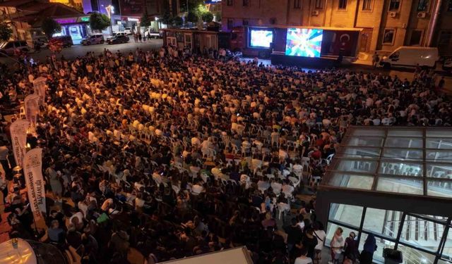 Isparta tek yürek oldu, vatandaşlar Türkiye maçını dev ekrandan izledi