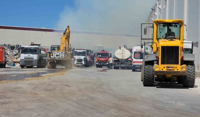 Kağıt fabrikasının geri dönüşüm alanında yangın çıktı