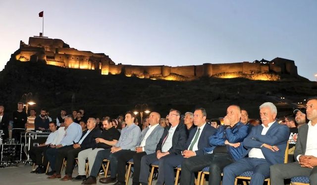 Kars’ta açık hava tiyatrosu yoğun ilgi gördü