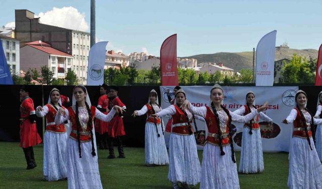 Kars’ta halk oyunları rüzgarı esti