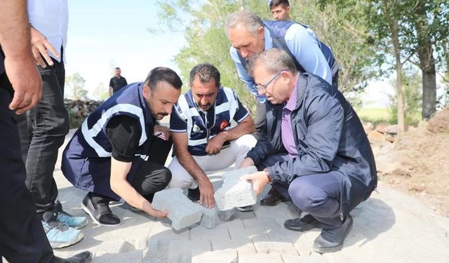 Kars’ta köy yollarına parke kilitli taş döşeniyor