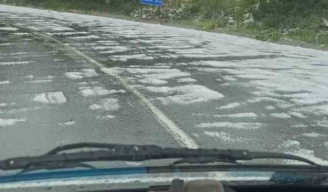 Mahya Dağı’nda doluya yakalanan araçlar benzinliğe sığındı