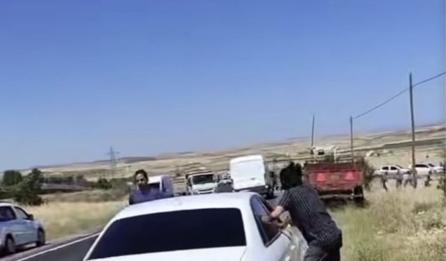 Mardin’de iki aile yolu kapatıp birbirine girdi