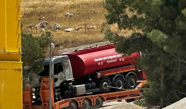 Mardin’de itfaiye, yangına müdahale ederken, yanan tankerlerini izlemekle yetindi