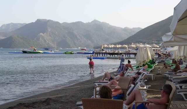 Marmaris’te 47 derece sıcağı gören kendini denize attı