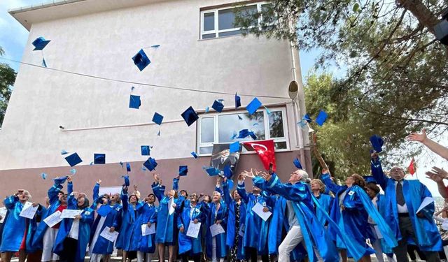 Mezun olduğu okulda öğretmenlik yapmış olan da var, diplomasını lise öğretmeninden alan da