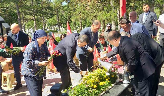 Milli Eğitim Bakanı Tekin: "Birincil görevimiz bu ülkeye sahip çıkacak, millet olarak devamını sağlayacak ve ihtiyaç duyulduğunda gözünü kırpmadan şehadete yürüyecek bir kuşak yetiştirmek"