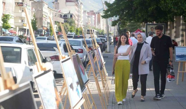 Muşlular keman eşliğinde fotoğraf sergisi ve kitap standını gezdi